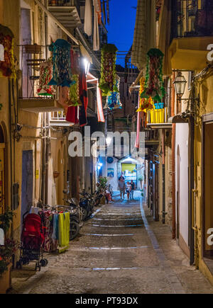 Eine gemütliche Straße in Cefalù am Abend. Sizilien, Süditalien. Stockfoto