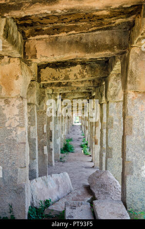 Krishna Bazar (Markt) gegenüber Krishna Tempel in Hampi, Karnataka, Indien. Stockfoto