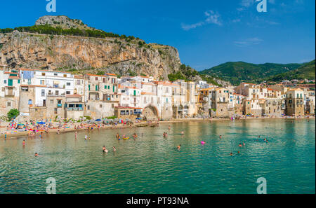 Die malerische Cefalù Waterfront an einem sonnigen Sommertag. Sizilien, Süditalien. Stockfoto