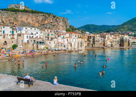 Die malerische Cefalù Waterfront an einem sonnigen Sommertag. Sizilien, Süditalien. Stockfoto