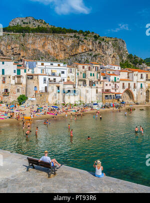 Die malerische Cefalù Waterfront an einem sonnigen Sommertag. Sizilien, Süditalien. Stockfoto