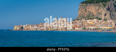 Blick auf Cefalù im Sommer. Sizilien (Sicilia), Süditalien. Stockfoto