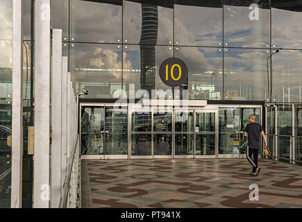 BANGKOK, THAILAND - Mai 01,2018: Suvarnabhumi Airport Dies ist der Eingang zu den Check-in Stock in einem der größten Flughäfen Asiens, wo tausend Stockfoto