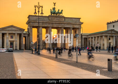 Das Brandenburger Tor ist ein aus dem 18. Jahrhundert neoklassischen Wahrzeichen Denkmal für die westlich von Pariser Platz im westlichen Teil Berlins.
