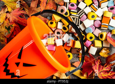 Trick oder Kürbis Schaufel behandeln auf der Seite zum Sammeln von Süßigkeiten an Halloween. Stockfoto