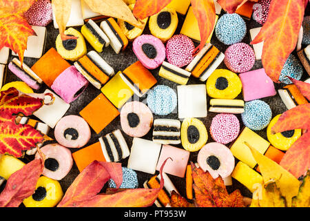 Süßholz Candys Hintergrund fallen Candy auf Wolldecke Stockfoto