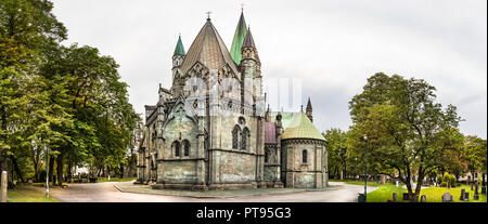 Der Nidarosdom und Friedhof, die Nördlichste mittelalterliche Kathedrale der Welt und die zweitgrößte in Skandinavien. Stockfoto