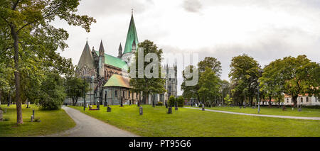 Der Nidarosdom und Friedhof, die Nördlichste mittelalterliche Kathedrale der Welt und die zweitgrößte in Skandinavien. Stockfoto