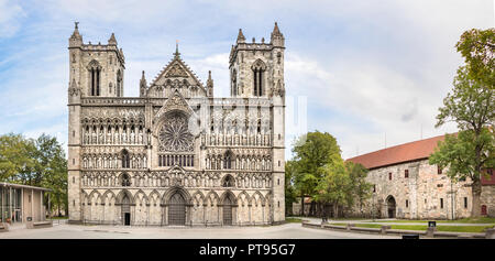 Die Fassade der Nidarosdom, die Nördlichste mittelalterliche Kathedrale der Welt und die zweitgrößte in Skandinavien. Stockfoto