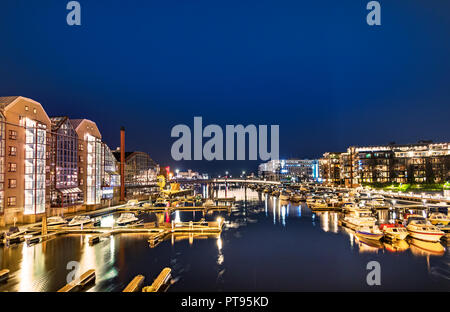 Blick von der Bakke Bru Brücke an der Trondheim Marina über den Nidelva Fluss um 2 Uhr in der Nacht, Norwegen. Stockfoto