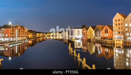 Die Altstadt von Trondheim mit ihren bunten Häusern und dem Fluss Nidelva, Norwegen. Stockfoto