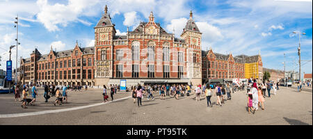 Amsterdam, Niederlande, 20. Juli 2018: Panoramablick auf dem Amsterdamer Hauptbahnhof und dem Amstel. Stockfoto