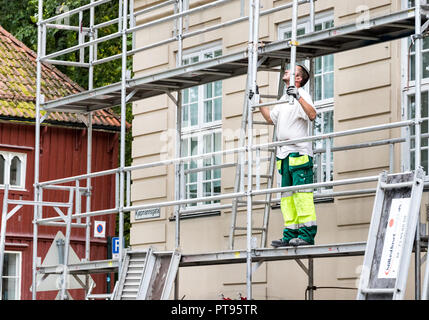 Trondheim, Norwegen - 29. August 2018: ein Mann bei der Arbeit auf einem Gerüst im Zentrum von Trondheim. Stockfoto