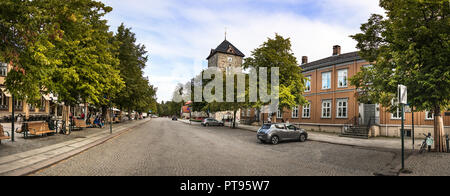 Trondheim, Norwegen - 29. August 2018: Panorama der Senior Center (Hornemansgården Eldres Hus) und den Kongens gate St mit ihren hölzernen Bänken, Tr Stockfoto