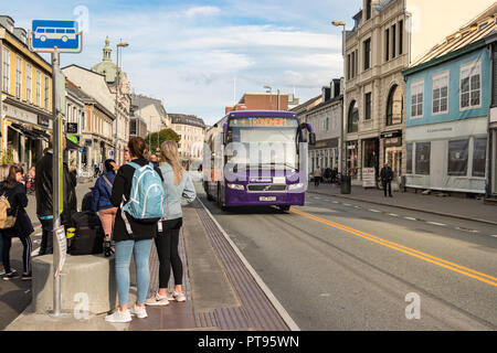 Trondheim, Norwegen - 29. August 2018: Die Menschen warten auf den Bus an einer Bushaltestelle im Zentrum von Trondheim. Stockfoto