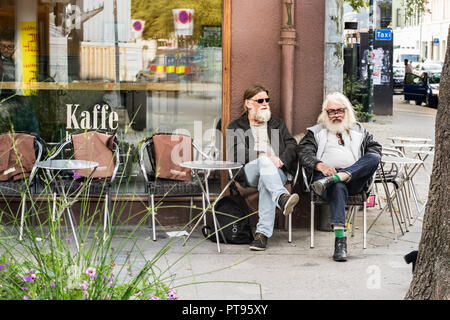 Trondheim, Norwegen - 29. August 2018: Zwei lokale Männer mit grauen Haaren vor einem Café in Trondheim, einer von ihnen tragen zwei Brillen an Stockfoto