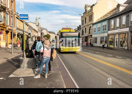 Trondheim, Norwegen - 29. August 2018: Die Menschen warten auf den Bus an einer Bushaltestelle im Zentrum von Trondheim. Stockfoto