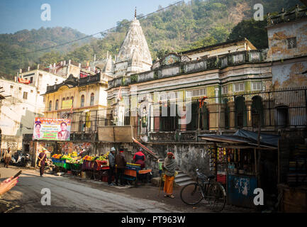 Rishikesh Indien. Januar 10, 2018 Lokale Obstmarkt in Rishikesh. Straße Handel in einem typischen indischen Raum. Schlechte Nachbarschaft. Handel im Ashram Stockfoto