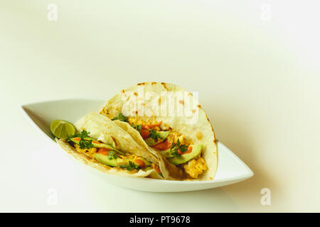 Tacos mit jagt Ei, Avocado und Tomaten gesundes Essen Konzept Stockfoto