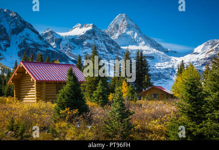 Mount Assiniboine Assiniboine, auch als Berg bezeichnet, ist eine pyramidenförmige Spitze Berg auf der großen Teilen entfernt, auf der British Columbia/Alberta borde Stockfoto