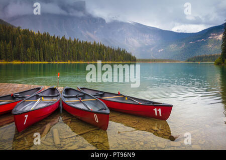 Emerald Lake, Yoho National Park, British Columbia, Kanada. Der Yoho National Park liegt in den Kanadischen Rocky Mountains entlang der westlichen Hang Stockfoto