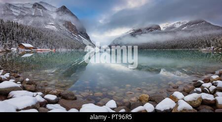 Lake Louise, genannt See Der kleine Fische von der Stoney Nakota Ureinwohner, ist ein Gletschersee im Banff National Park in Alberta, Canad Stockfoto