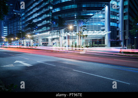 Modernes Gebäude mit hellen Spuren auf Nacht Szene Hintergrund Stockfoto