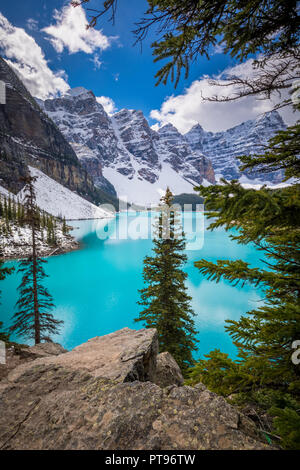 Moraine Lake ist ein Eiszeitlich fed Lake im Banff National Park, 14 km (8,7 mi) außerhalb der Ortschaft Lake Louise, Alberta, Kanada. Stockfoto
