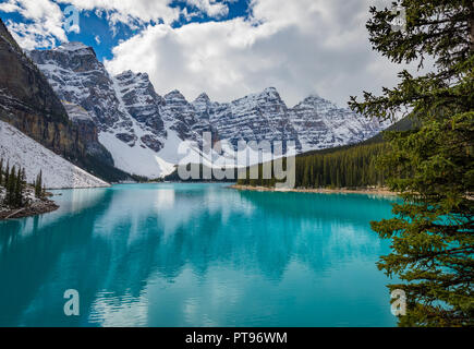 Moraine Lake ist ein Eiszeitlich fed Lake im Banff National Park, 14 km (8,7 mi) außerhalb der Ortschaft Lake Louise, Alberta, Kanada. Stockfoto