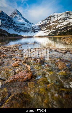 Mount Assiniboine Assiniboine, auch als Berg bezeichnet, ist eine pyramidenförmige Spitze Berg auf der großen Teilen entfernt, in British Columbia. Stockfoto