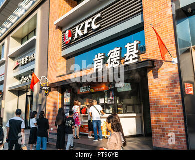 Vom 4. Oktober 2018, Wuhan China: Äußere des KFC Restaurant mit Menschen in China und Flagge Stockfoto