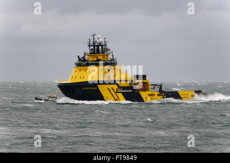 Die njord Viking hohe Ice-klassifizierten AHTS-Schiff in der Lage, Operationen in rauer Umgebung offshore gesehen, die Annäherung an den Hafen Aberdeen, Schottland Stockfoto