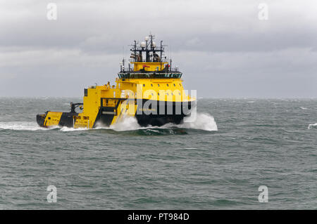 Die njord Viking hohe Ice-klassifizierten AHTS-Schiff in der Lage, Operationen in rauer Umgebung offshore gesehen nähert sich Hafen Aberdeen, Schottland Stockfoto