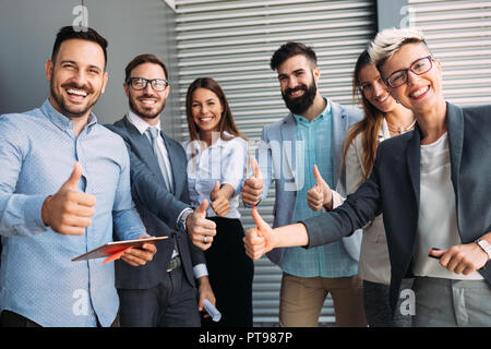 Porträt von Multi-Kulti-Business-Team im Büro Stockfoto