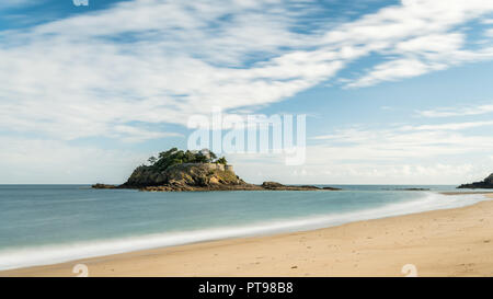 Haus auf einer kleinen Insel Strand in der Nähe von Saint Malo (Frankreich) an einem bewölkten Tag im Sommer Stockfoto