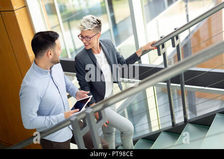 Geschäft Leute diskutieren über Dokumente im Office Lobby. Stockfoto