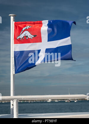 Flagge der Stadt Saint Malo (Frankreich) an einem windigen, sonnigen Tag im Sommer Stockfoto