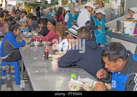 Hl. Johannes von Sangolqui Food Market, Ecuador, - Esstisch Stockfoto