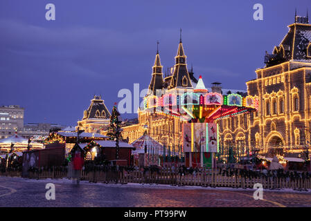 Aufbauend auf Kotelnicheckaya Embankment und Polizei Autos. Moskau, Russland. Januar 9, 2018 Stockfoto