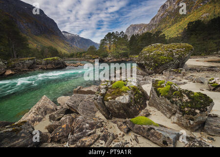 Rauma Fluss im Tal Romsdalen. Reinheimen Berge im mittleren Norwegen. Stockfoto