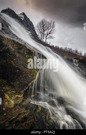 Wasserfälle auf dem Fluss Flou. Herbstliche Wanderung durch das Tal Innerdalen Tal in Trollheimen National Park. Stockfoto