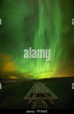 Picknick Tisch unter dem Nachthimmel mit Tanz Aurora Borealis. Strand, Ranheim Norwegen. Stockfoto