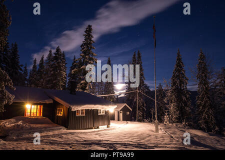 Nacht mit Sternen. Weihnachten Landschaft. Holz- Haus im Bergdorf