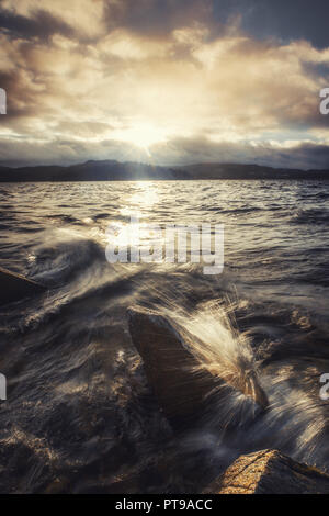 Windigen Abend am Ufer des Sees Jonsvatnet in Trondheim, Norwegen. Stockfoto