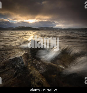 Windigen Abend am Ufer des Sees Jonsvatnet in Trondheim, Norwegen. Stockfoto