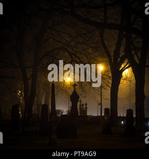 Der alte Friedhof von Nidarosdomen Kathedrale in Trondheim. Nacht betrachten. Norwegen Stockfoto
