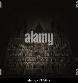 Nidarosdomen Kathedrale in Trondheim, dunkle, herbstliche Nacht. Norwegen. Stockfoto