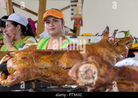 Hornados oder Schweinebraten Gualaceo Markthalle nr Cuenca Ecuador Stockfoto