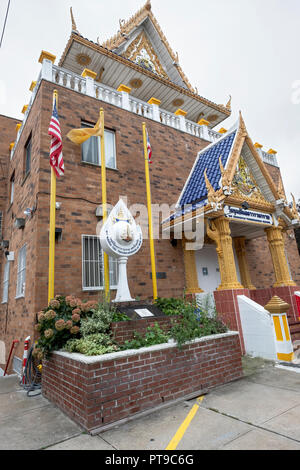 TA große Statue des Buddah tragen mehrere Perlenketten außerhalb des Wat Buddah Thai Thavorn Vanaram Tempel in Elmhurst, Queens, New York Stockfoto