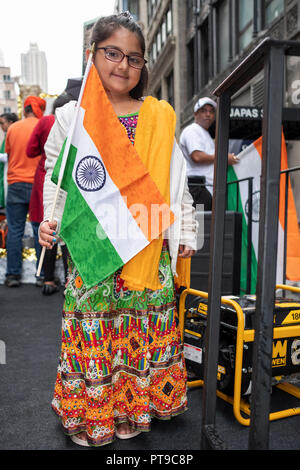 Ein teenager-indischen American Girl mit der Flagge von Indien Indien Day Parade 2018 in New York City. Stockfoto